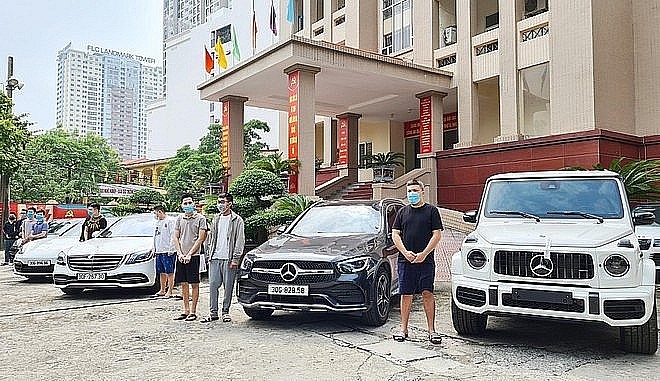 Các đối tượng và những chiếc siêu xe tang vật. Các đối tượng và những chiếc siêu xe tang vật.