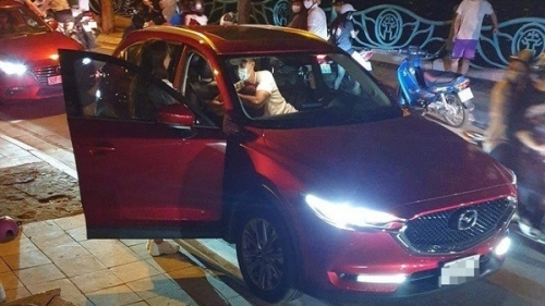 Cô gái ngồi trên Mazda CX5 bị chặn đường, đánh ghen ở Hồ Tây