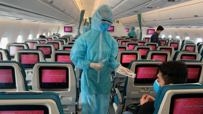 điều kiện để hành khách thực hiện các chuyến bay ở sân bay Tân Sơn Nhất là phải tiêm đủ liều vắc xin phòng Covid-19 đủ 14 ngày hoặc đã khỏi bệnh Covid-19 trong vòng 6 tháng tính đến thời điểm về địa phương.