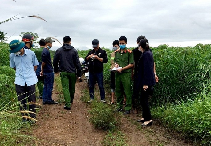 Các cơ quan chức năng đang tiến hành khám nghiệm hiện trường.