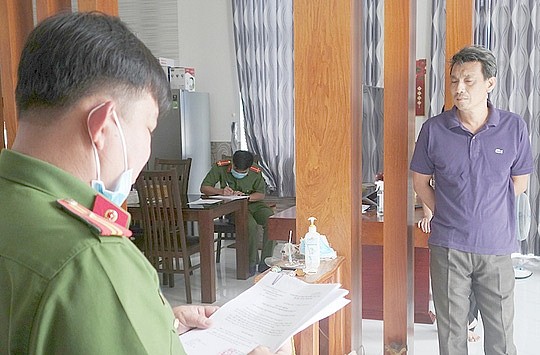 Lực lượng chức năng đọc lệnh bắt và khám xét nhà đối với Bùi Quốc Việt. Ảnh do Công an An Giang cung cấp