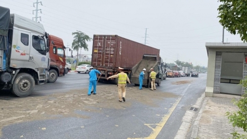 Hà Nội: Truy tìm tài xế để tràn dầu trên đường Trường Sa