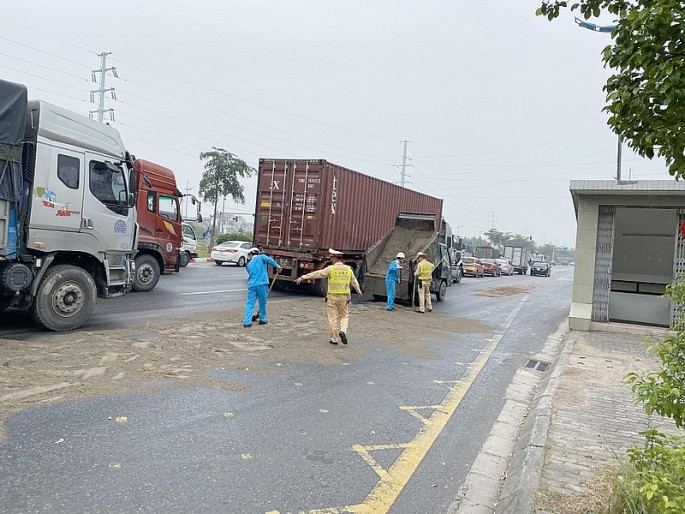 Vết dầu loang trải dài 2km khiến nhiều phương tiện di chuyển qua lại gặp khó khăn