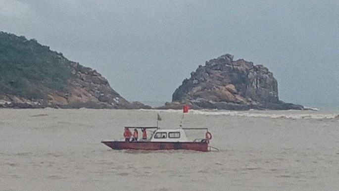 Lực lượng chức năng điều tàu đi tìm kiếm ngư dân đang bị mất tích tại cửa biển Tam Quan