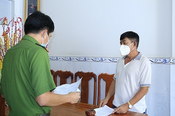 Cơ quan Công an tống đạt quyết định khởi tố bị can đối với Nguyễn Văn Võ.