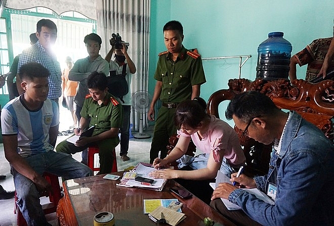 Đổ trộm nhớt thải xuống cống thoát nước, tài xế bị phạt hơn 120 triệu đồng do trom nhot thai xuong cong thoat nuoc tai xe bi phat hon 120 trieu dong