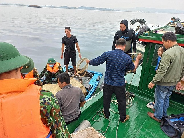 Lực lượng chức năng tìm thấy thi thể 2 vợ chồng ngư dân.