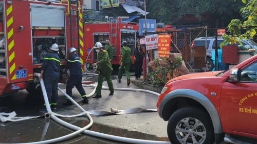 Giải cứu 4 người mắc kẹt trong đám cháy ở khu tập thể Thành Công