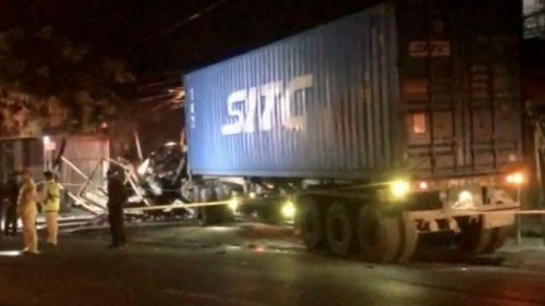 Xe container tông ô tô con đỗ bên đường ở Hải Phòng, 2 người tử vong