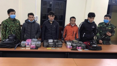 Bắt 4 đối tượng vận chuyển 100 bánh heroin