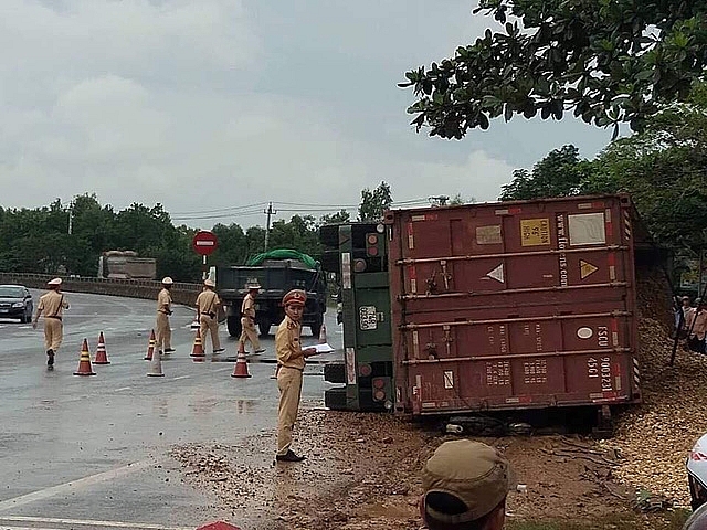 xe container mat lai lat nghieng de chet 2 thieu nu