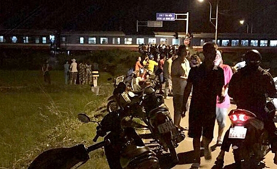 Tàu hỏa tông ô tô 7 chỗ, 5 người thương vong tau hoa tong o to 7 cho 5 nguoi thuong vong