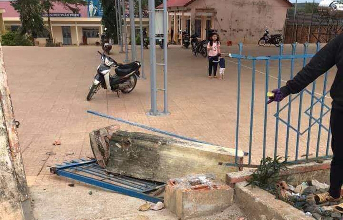 Cổng trường đổ sập đè 1 học sinh tiểu học tử vong