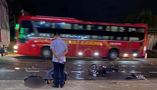 va cham voi xe tai 2 thanh nien tu vong tren duong ve que nghi tet