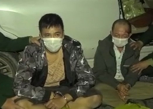 Lực lượng chức năng bắt giữ Văn Ngọc Đức và Trần Xuân Tâm cùng tang vật.