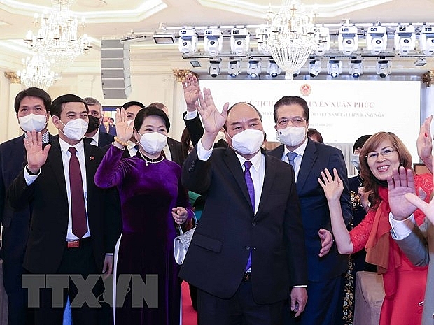 Chủ tịch nước Nguyễn Xuân Phúc với cộng đồng người Việt Nam tại Liên bang Nga. (Ảnh: Thống Nhất/TXVN) Chủ tịch nước Nguyễn Xuân Phúc với cộng đồng người Việt Nam tại Liên bang Nga. (Ảnh: Thống Nhất/TXVN)