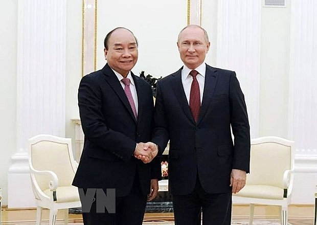 Tổng thống Nga Vladimir Putin đón Chủ tịch nước Nguyễn Xuân Phúc tại Moskva hiều 30/11/2021. (Ảnh: TTXVN) Tổng thống Nga Vladimir Putin đón Chủ tịch nước Nguyễn Xuân Phúc tại Moskva hiều 30/11/2021. (Ảnh: TTXVN)