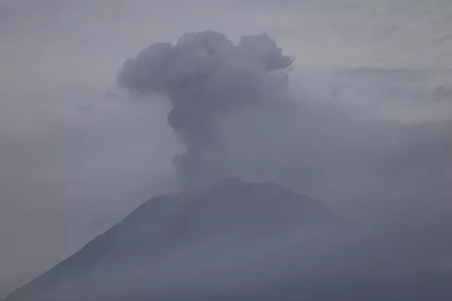 Núi lửa Semeru phun trào khói và tro bụi lên không trung. 