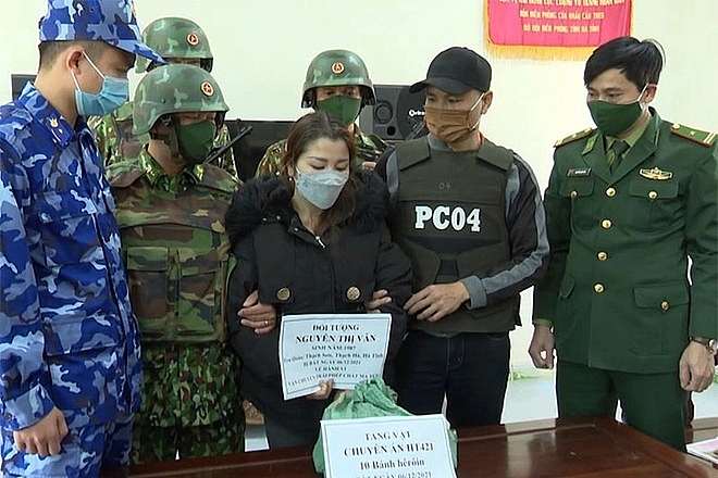 Nguyễn Thị Vân bị bắt giữ cùng tang vật 10 bánh heroin