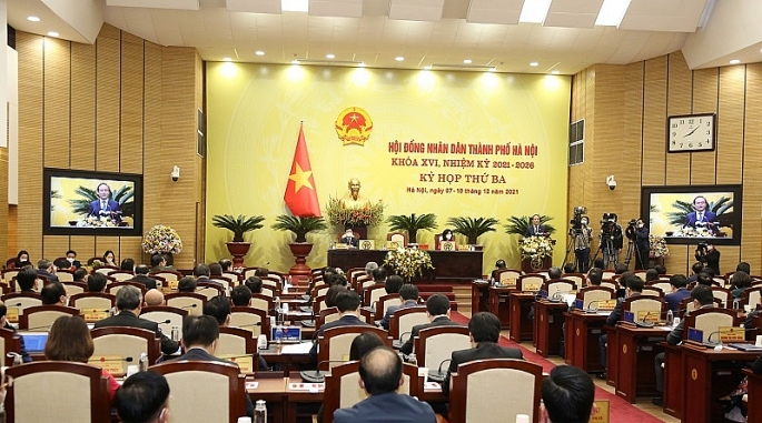 Quang cảnh phiên chất vấn ngày 9-12, tại Kỳ họp thứ 3 HĐND TP Hà Nội khóa XVI