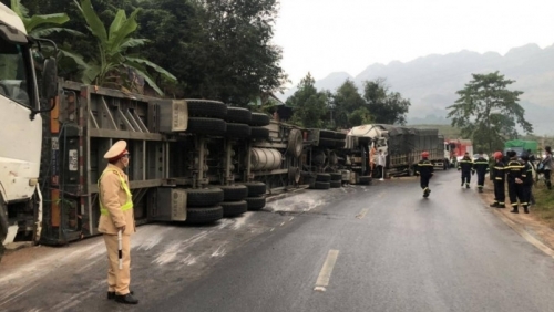 Xe đầu kéo tông xe tải  trên Quốc lộ 6, 4 người thương vong