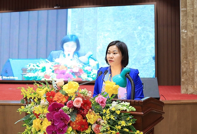  Phó Bí thư Thường trực Thành ủy Hà Nội Nguyễn Thị Tuyến phát biểu tham luận tại hội nghị.