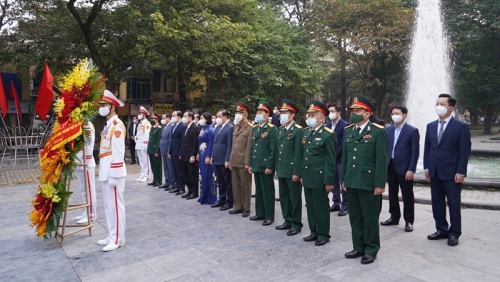 Lãnh đạo thành phố Hà Nội dâng hoa tại tượng đài “Quyết tử để Tổ quốc quyết sinh”