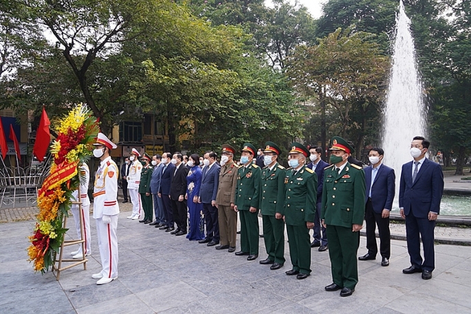  Các đồng chí lãnh đạo thành phố Hà Nội và đại diện Ban Liên lạc truyền thống Cựu chiến binh Trung đoàn Thủ đô dâng hoa tại tượng đài “Quyết tử để Tổ quốc quyết sinh”.