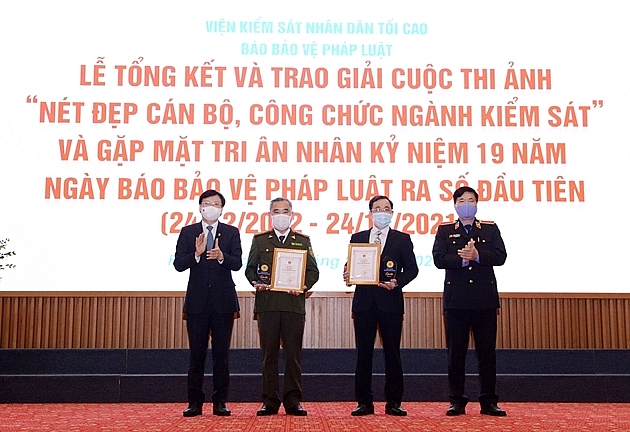 Đồng chí Nguyễn Quang Dũng – Phó Viện trưởng VKSND tối cao; Hồ Quang Lợi – Phó Chủ tịch Thường trực Hội Nhà báo Việt Nam trao giải Nhất cho các tác giả.