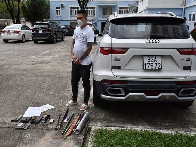 Đối tượng Lê Nam Chung cùng nhiều vũ khí nóng trên xe ô tô.