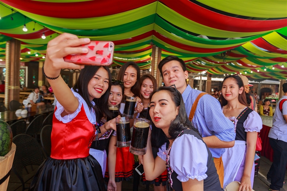 Choáng ngợp lễ hội Bia lớn nhất Việt Nam tại Sun World Ba Na Hills choang ngop le hoi bia lon nhat viet nam tai sun world ba na hills