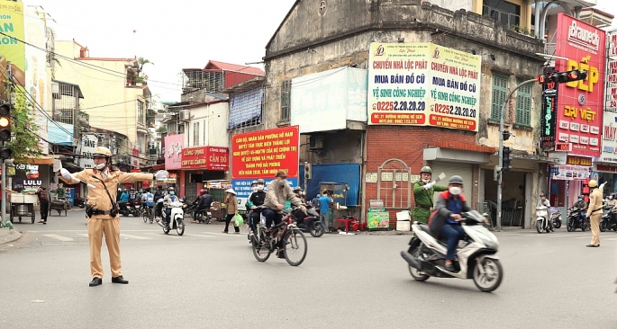 Đội CSGT - TT  Lê Chân tăng cường điều tiết giao thông trong giờ cao điểm