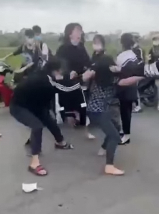 Nữ sinh bị đánh hội đồng dã man giữa đường tại Hải Phòng (ảnh cắt từ Clip)