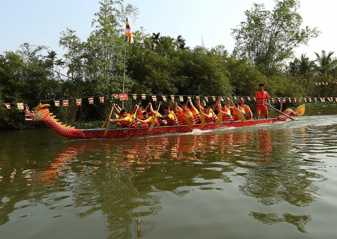 Trong phần hội có các giải đua thuyền tên sông Ngọc của các thôn trong xã