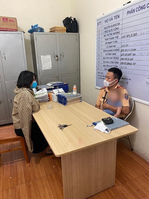 Người mẹ trẻ cùng đứa con tại trụ sở CA xã An Đồng, H An Dương, TP Hải Phòng
