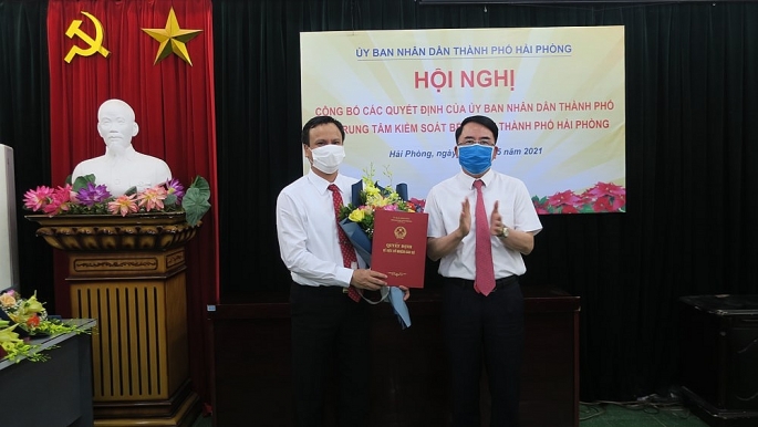 Ông Lê Khắc Nam phó Chủ tịch TP Hải phòng tặng hoa và trao quyết định cho ông Nguyễn Quang Chính