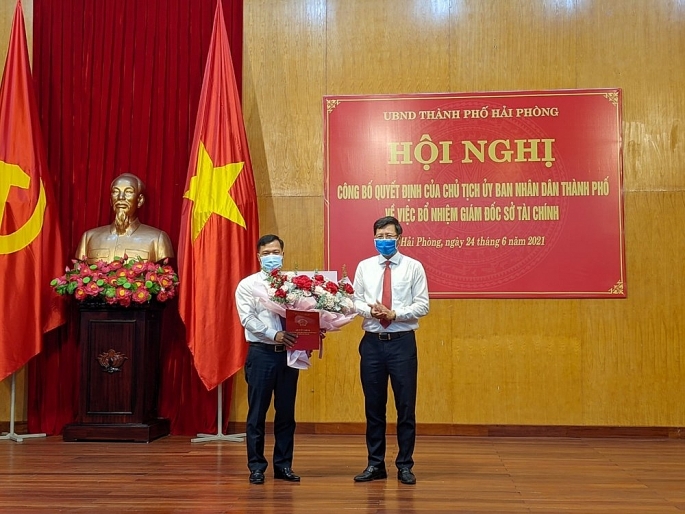 Ông Lê Anh Quân P. Chủ tịch TP Hải Phòng tặng hoa và trao Quyết định bổ nhiệm cho ông Lương Văn Công