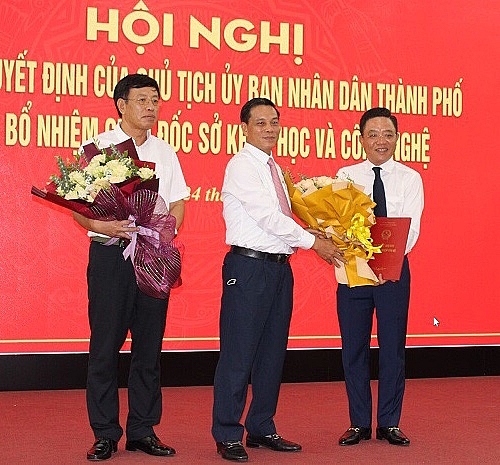 Ông Nguyễn Văn Tùng – Chủ tịch UBND TP Hải Phòng trao Quyết định bổ nhiệm chức vụ Giám đốc Sở KH&CN cho ông Trần Quang Tuấn