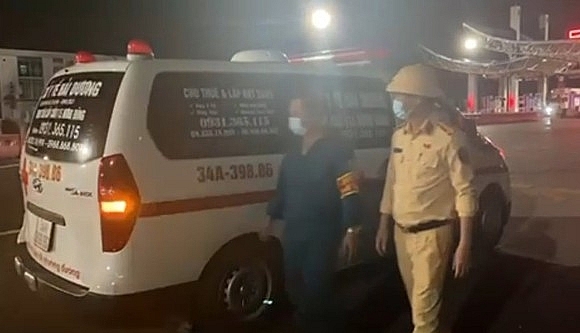 Chiếc xe vận chuyển bệnh nhân cùng nhóm người tại trạm kiểm soát cao tốc Hà Nội -  Hạ Long
