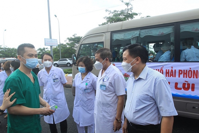 Lãnh đaọ sở Y Tế Hải Phòng chia tay, dặn dò Đoàn cán bộ trước khi lên đường