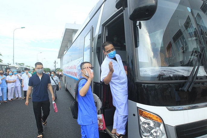 Và những cánh tay lưu luyến vẫy chào người ở lại