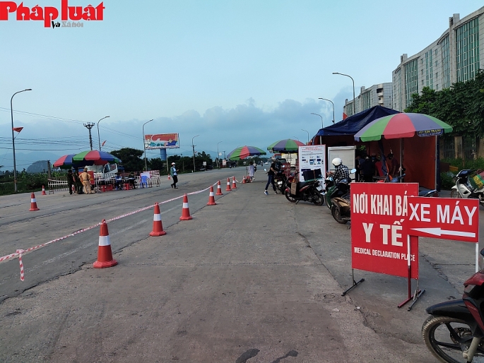 Trạm kiểm soát Covid - 19 tại cầu Đá Bạc Ảnh: Ngọc Dũng