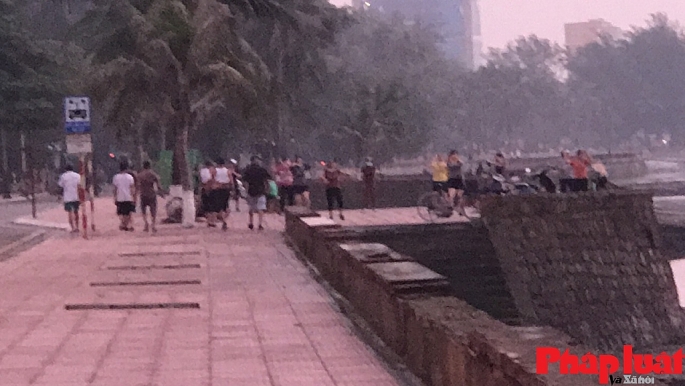 Rất đông người dân đi tập thể dục tại Khu 1 Đồ Sơn, một vài trường hợp không đeo khẩu trang hoặc đeo khẩu trang không kín mũi, miệng