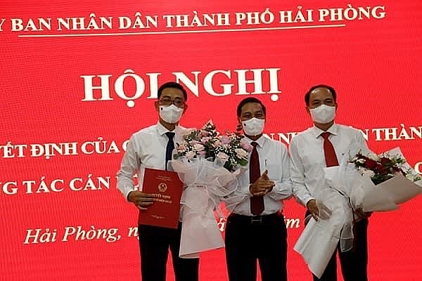 Chủ tịch UBND thành phố Nguyễn Văn Tùng trao Quyết định bổ nhiệm và tặng hoa chúc mừng 