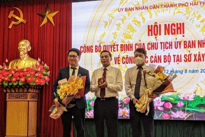 Chủ tịch UBND thành phố Nguyễn Văn Tùng trao Quyết định, tặng hoa chúc mừng cho tân Giám đốc Sở Xây dựng thành phố Nguyễn Thành Hưng