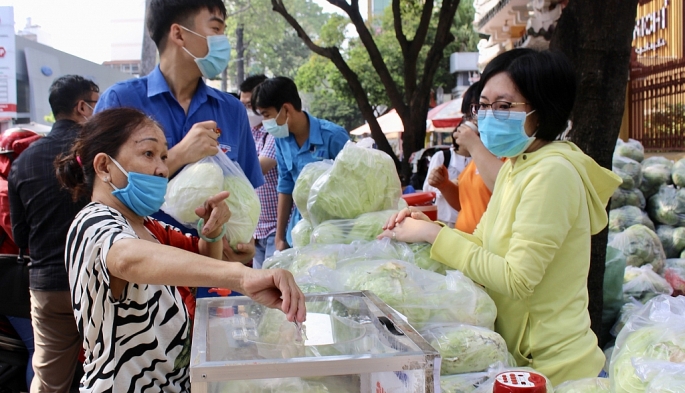 Người Sài Gòn nhận hàng cứu trợ (Ảnh minh họa))