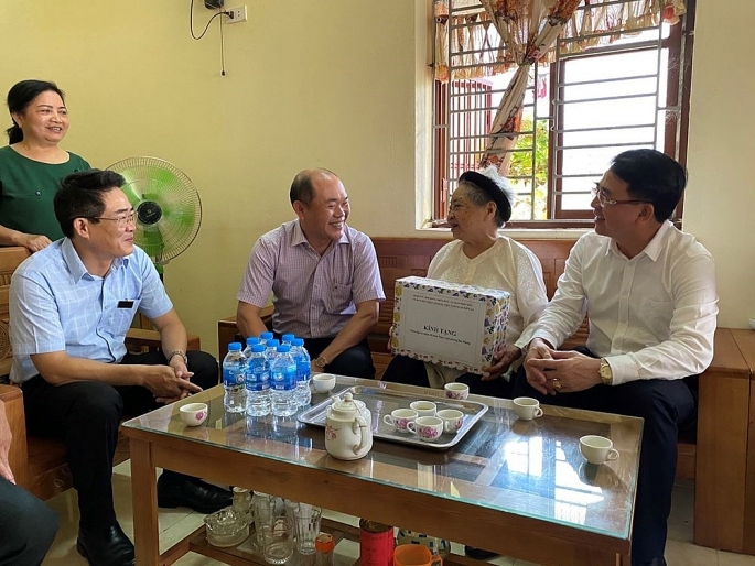 Phó Chủ tịch TP Hải Phòng Lê khắc Nam thăm, tặng quà cán bộ Tiền khởi nghĩa Nguyễn Thị Văn tại quận Kiến An (Người ngoài cùng bên phải ảnh) 