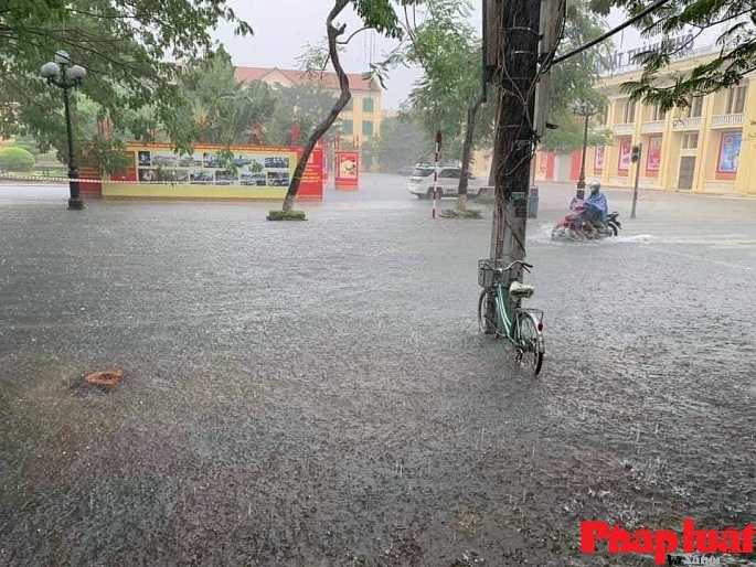 Mưa lớn khu Triển lãm đường Nguyễn đức Cảnh mưa ngập ngang bánh xe