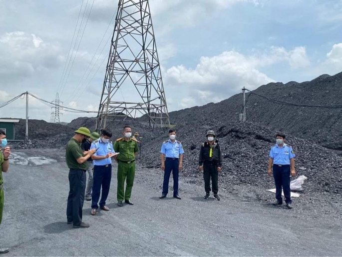 Lực lượng chức năng kiểm tra tại một bãi than ở Kinh Môn, Hải Dương
