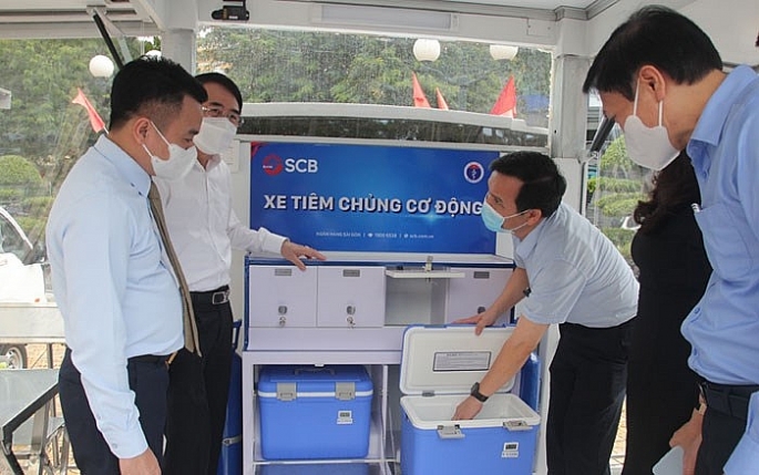 Lãnh đaọ TP Hải Phòng kiểm tra, của Ngân hàng Thương mại cổ phần Sài Gòn (SCB) nhận xe tiêm chủng